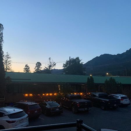Destination Inn Radium Hot Springs Bagian luar foto