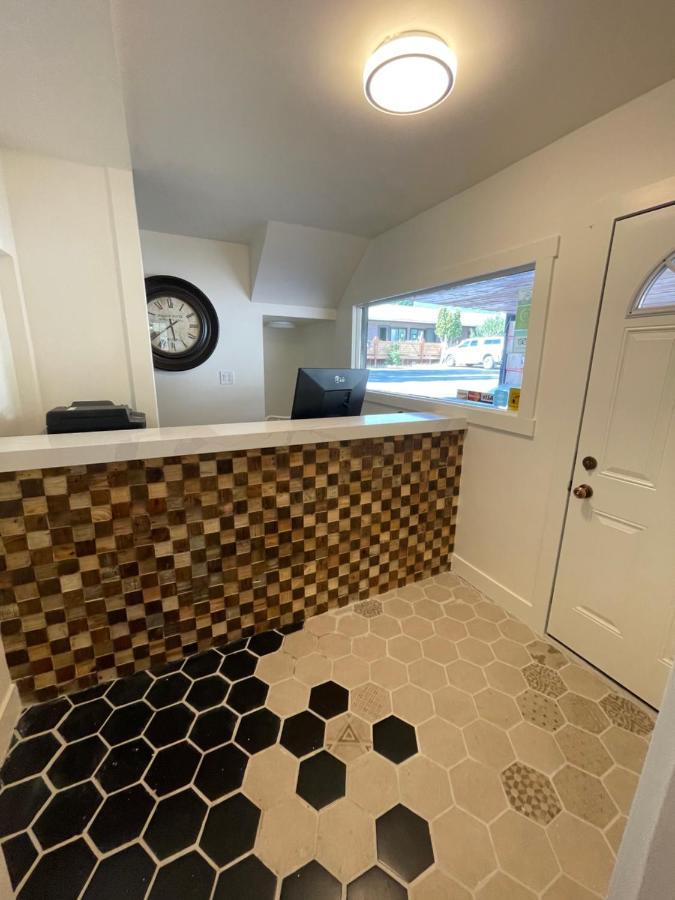 Destination Inn Radium Hot Springs Bagian luar foto