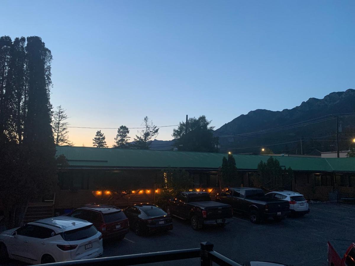Destination Inn Radium Hot Springs Bagian luar foto